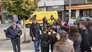 Στο πλαίσιο της Παγκόσμιας Ημέρας Λευκού Μπαστουνιού αστυνομικοί του Τμήματος Τροχαίας Κοζάνης, σε συνεργασία  με τον Σύλλογο ΑμεΑ της Π.Ε. Κοζάνης και μαθητές του 5ου Γυμνάσιου Κοζάνης, διένειμαν ενημερωτικά φυλλάδια οδικής ασφάλειας, σε πολίτες της πόλης, με τίτλο «Ελεύθερη πρόσβαση για όλους … σε κάθε γωνιά της πόλης»