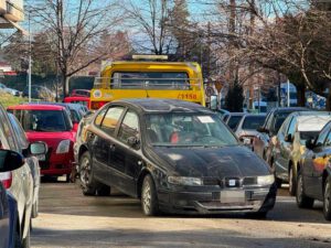 Συνεχίζεται η επιχείρηση απομάκρυνσης εγκαταλελειμμένων οχημάτων από τους δρόμους της Φλώρινας