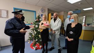 Το Τμήμα Τροχαίας Κοζάνης δώρισε για 5η συνεχόμενη χρονιά παιδικό κάθισμα αυτοκινήτου στο πρώτο παιδί που γεννήθηκε το έτος 2026 στην πόλη της Κοζάνης